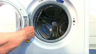 Снимаем внешний хомут, который крепит резиновый уплотнитель к корпусу машины Снимаем внешний хомут, он крепит манжету люка к корпусу стиральной машины