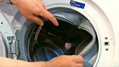 Снимаем манжету с корпуса стиральной машины Снимаем уплотнитель люка с корпуса стиральной машины