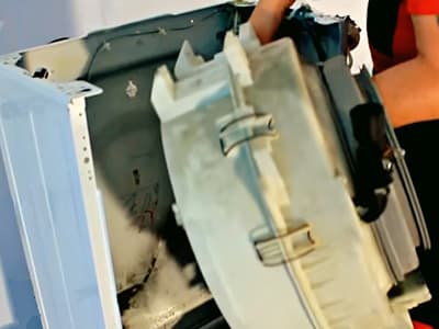 Вытаскиваем бак стиральной машины Самсунг через перед
