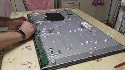 Подсоединяем шлейфы к матрице