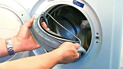 Вытаскиваем резиновый уплотнитель люка из бака стиральной машины Вынимаем манжету люка из стиральной машины