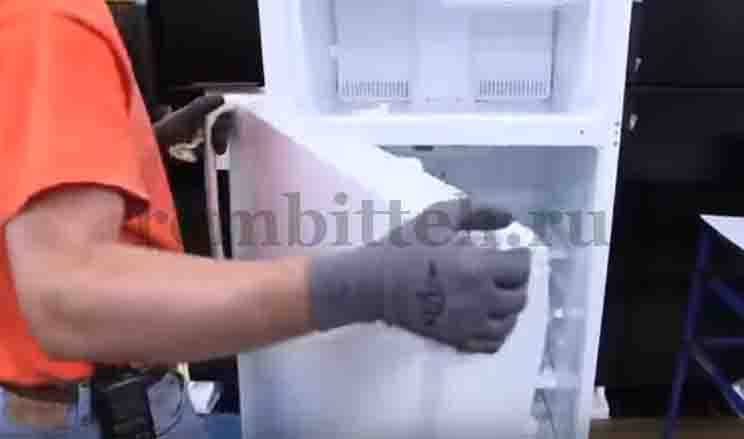 Снимаем нижнюю дверцу