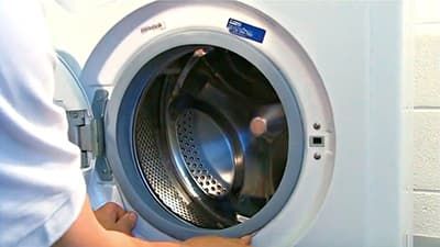 Крепим другой край уплотнителя люка внешним хомутом к корпусу стиральной машины Крепим другой край манжеты внешним хомутом к корпусу стиральной машины